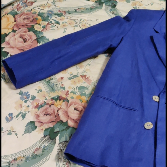 A Ladies Jacket - Picture 3 of 12